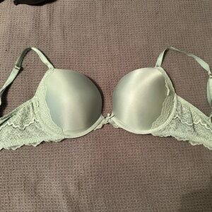 Victorias Secret 34DD push-up bra with convertible straps. Green